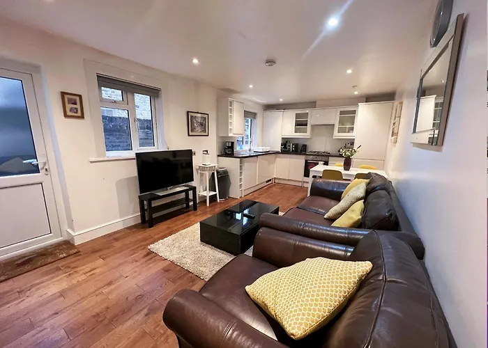 Lovely 2 Bedroom Garden Flat In London