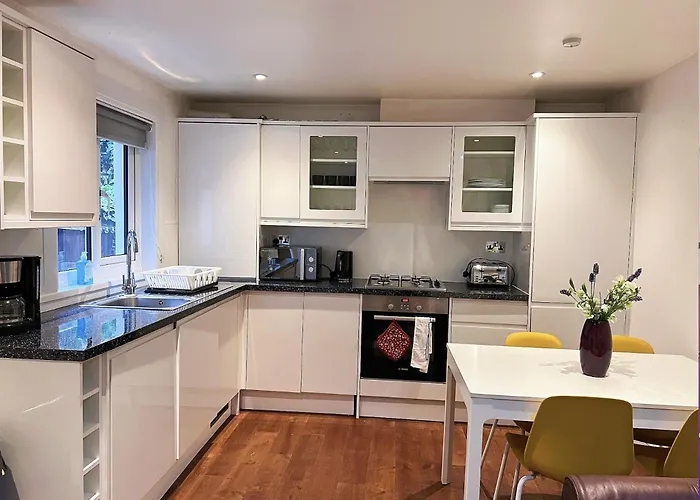 Lovely 2 Bedroom Garden Flat In London