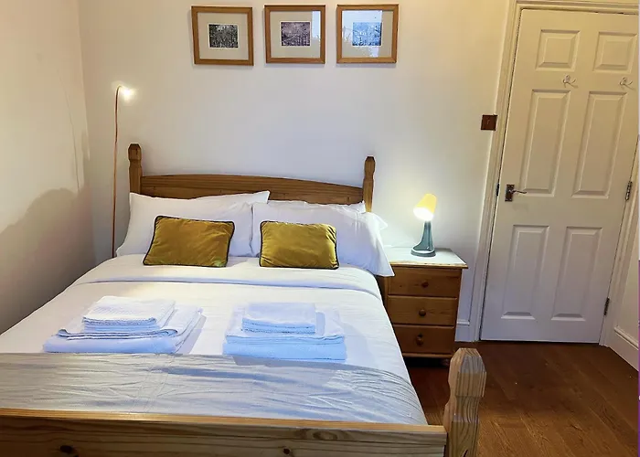 Lovely 2 Bedroom Garden Flat In London