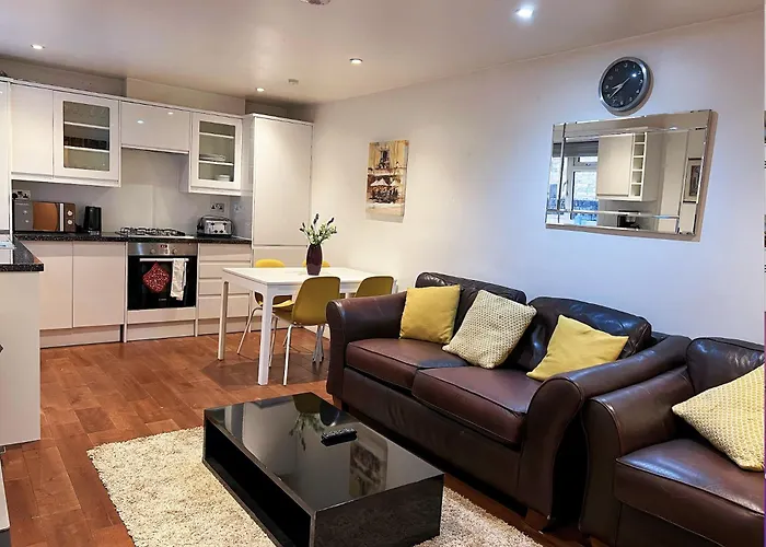 Lovely 2 Bedroom Garden Flat In London