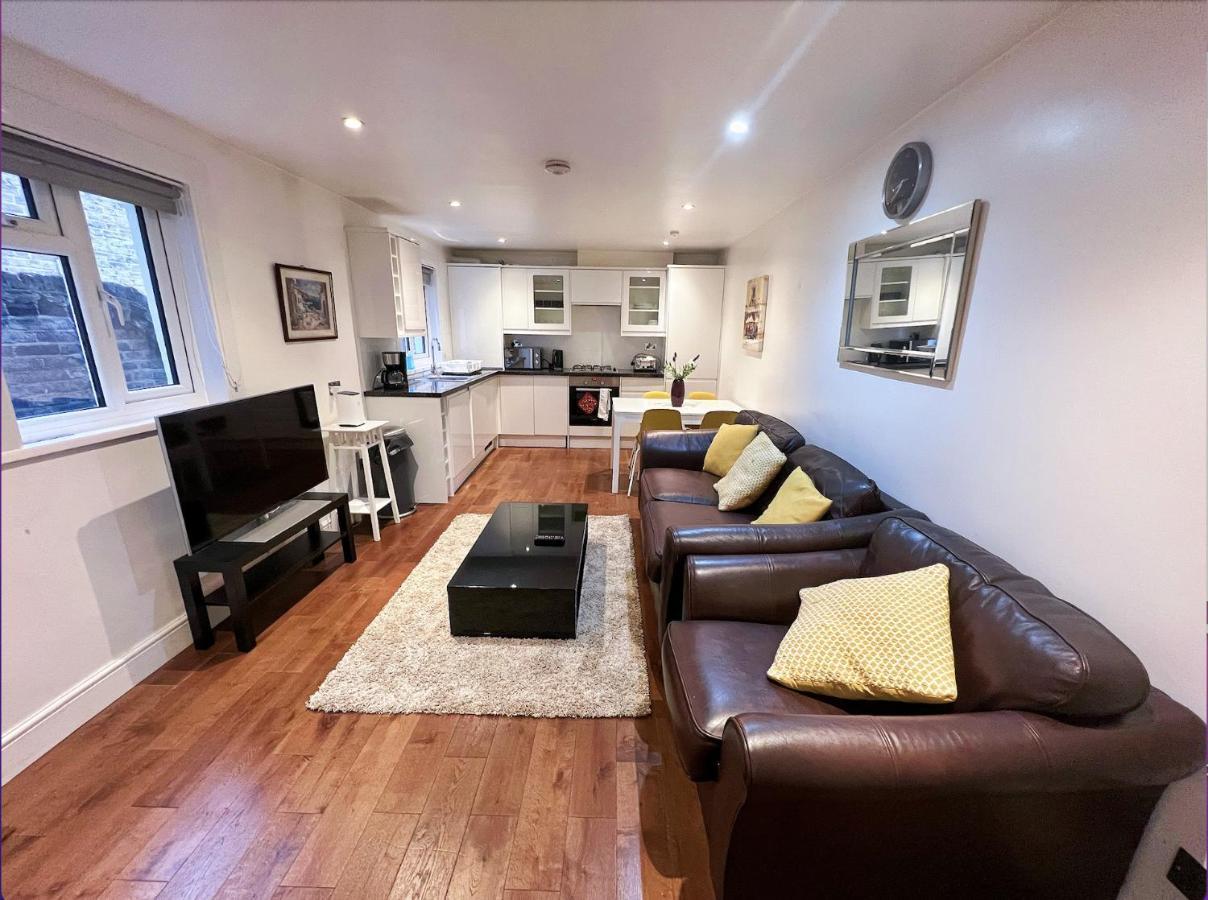 Lovely 2 Bedroom Garden Flat In Apartment