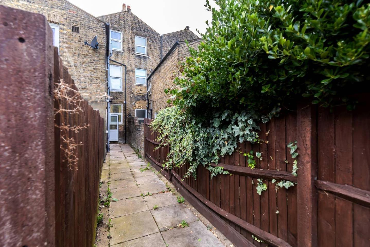 Lovely 2 Bedroom Garden Flat In