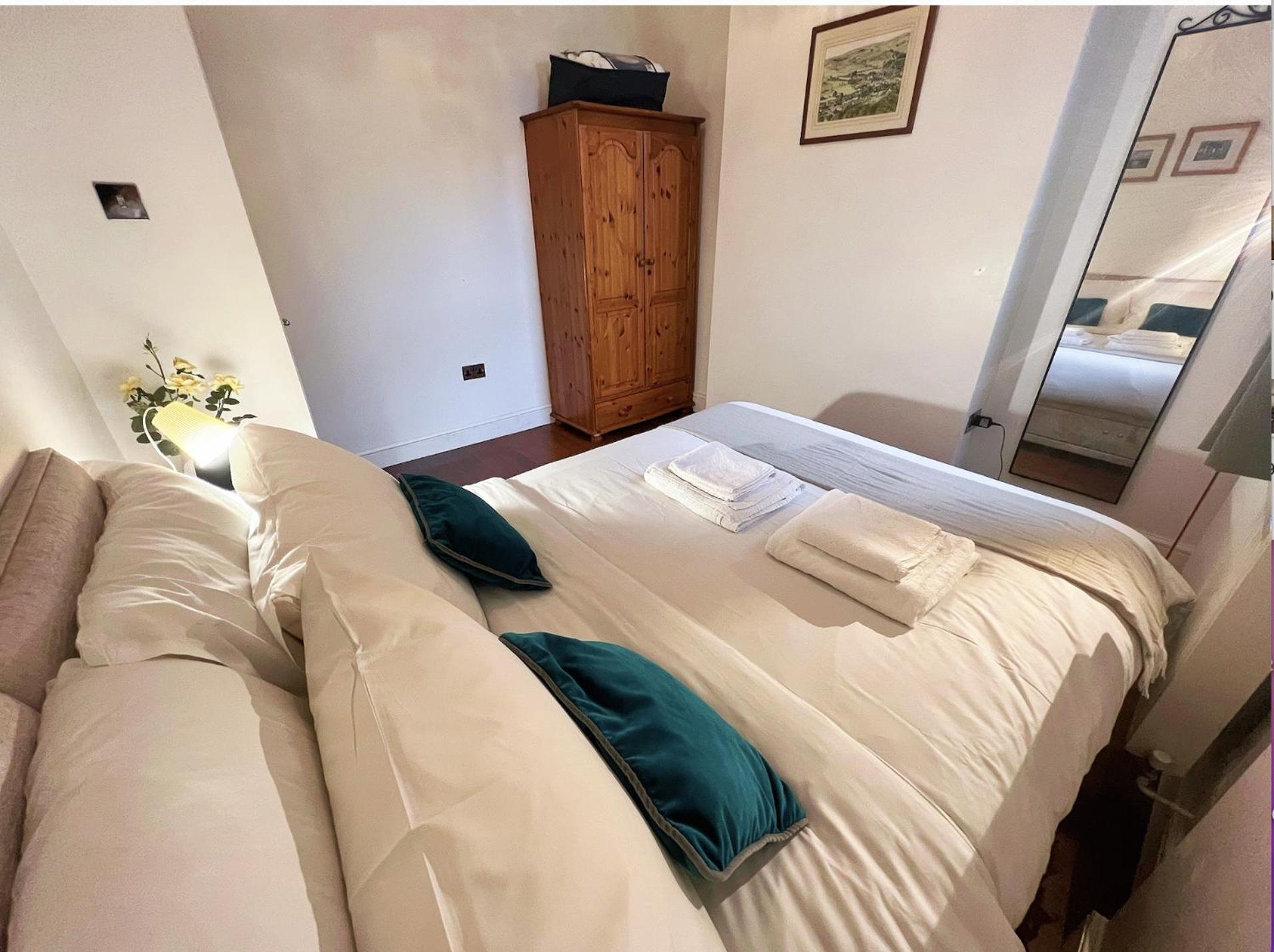 Lovely 2 Bedroom Garden Flat In Apartment
