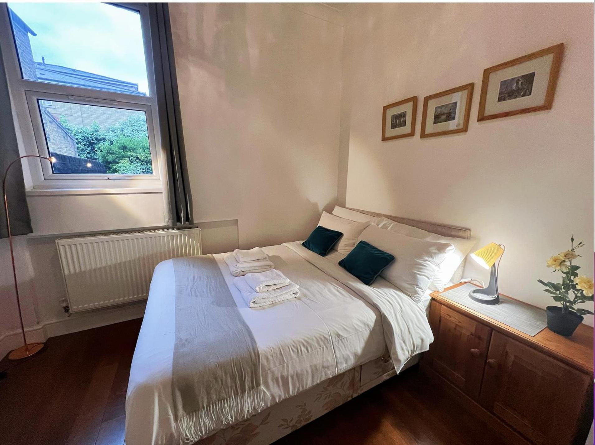 Lovely 2 Bedroom Garden Flat In *