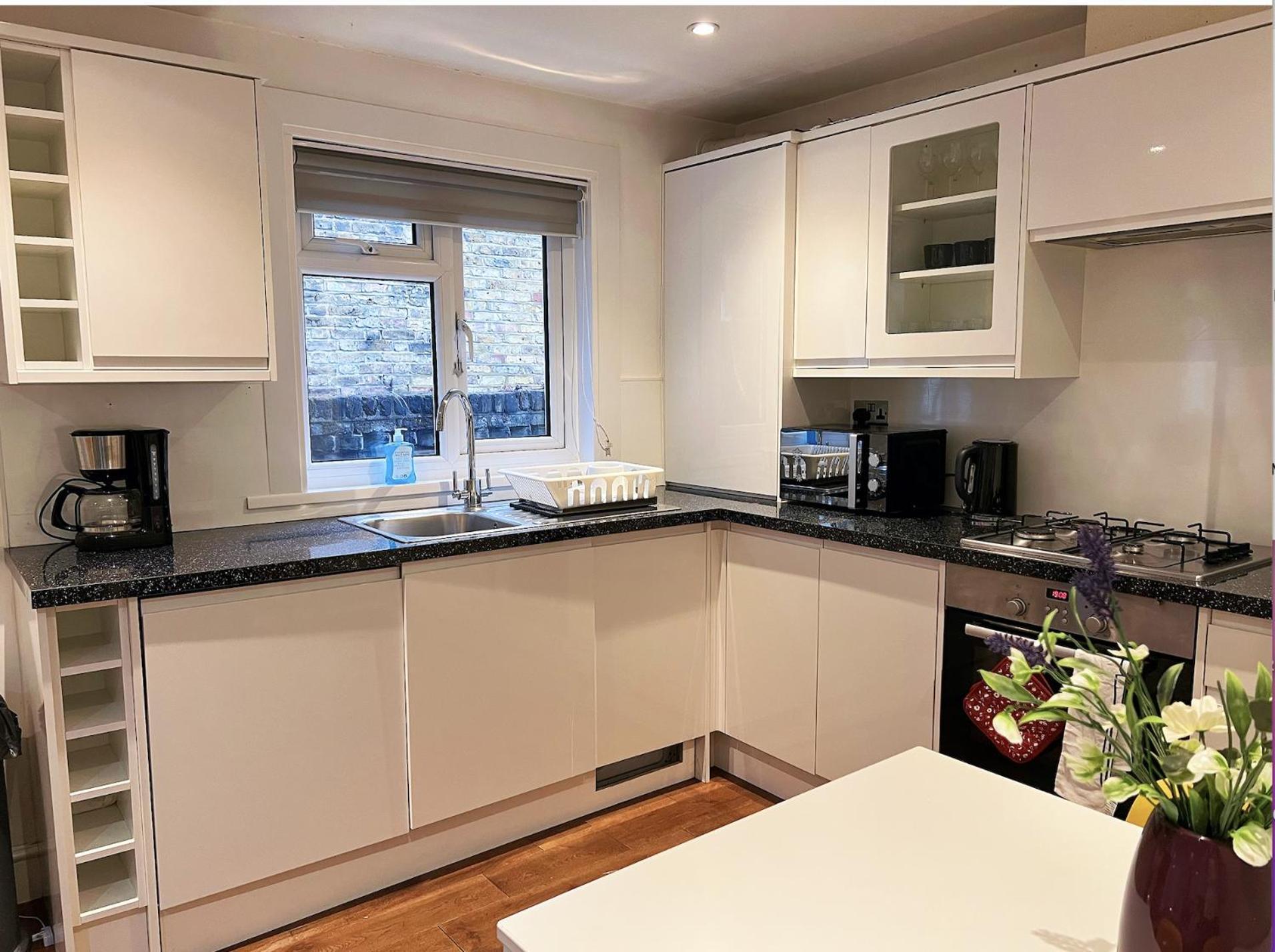 Lovely 2 Bedroom Garden Flat In London