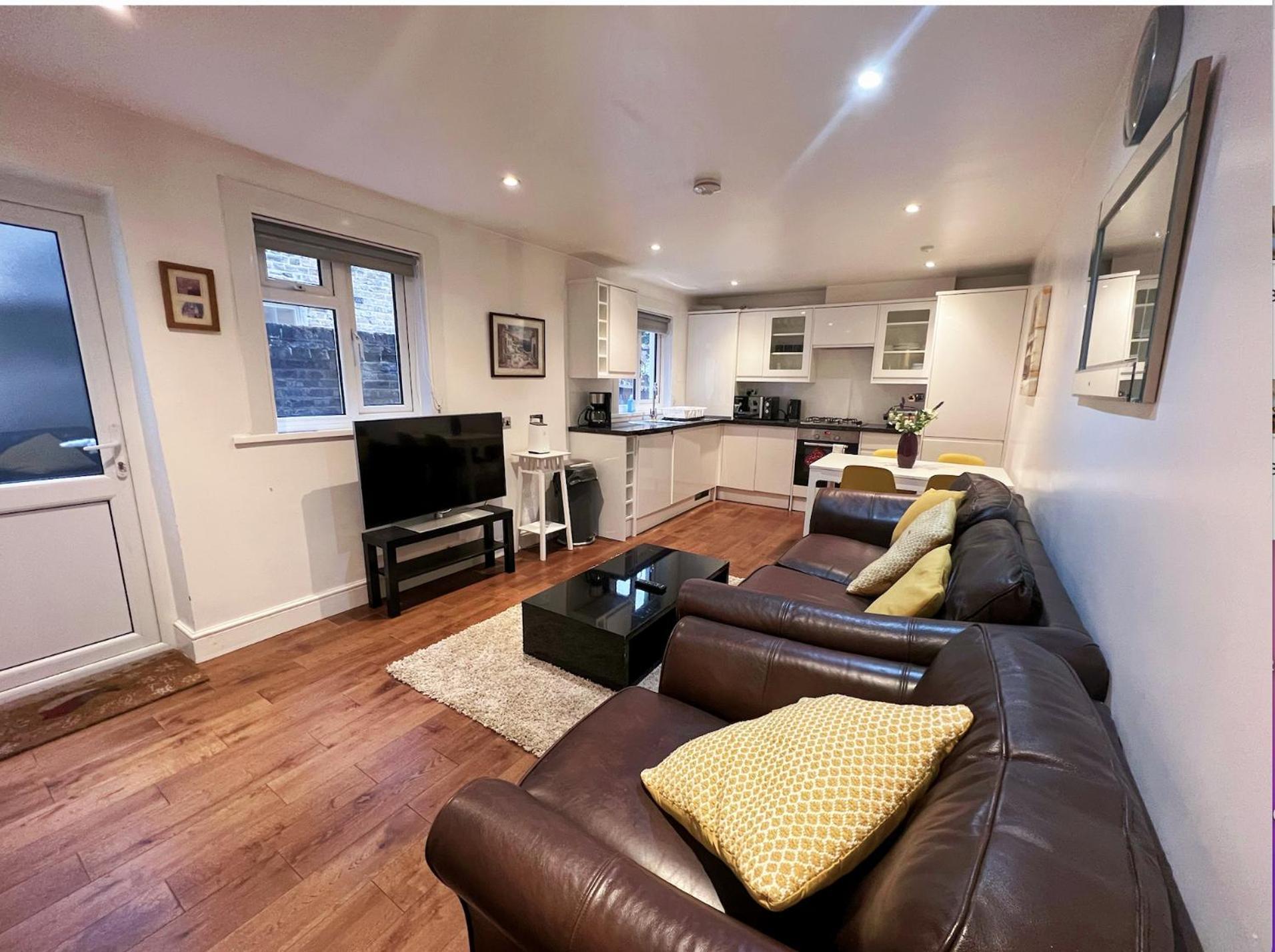 Lovely 2 Bedroom Garden Flat In * London
