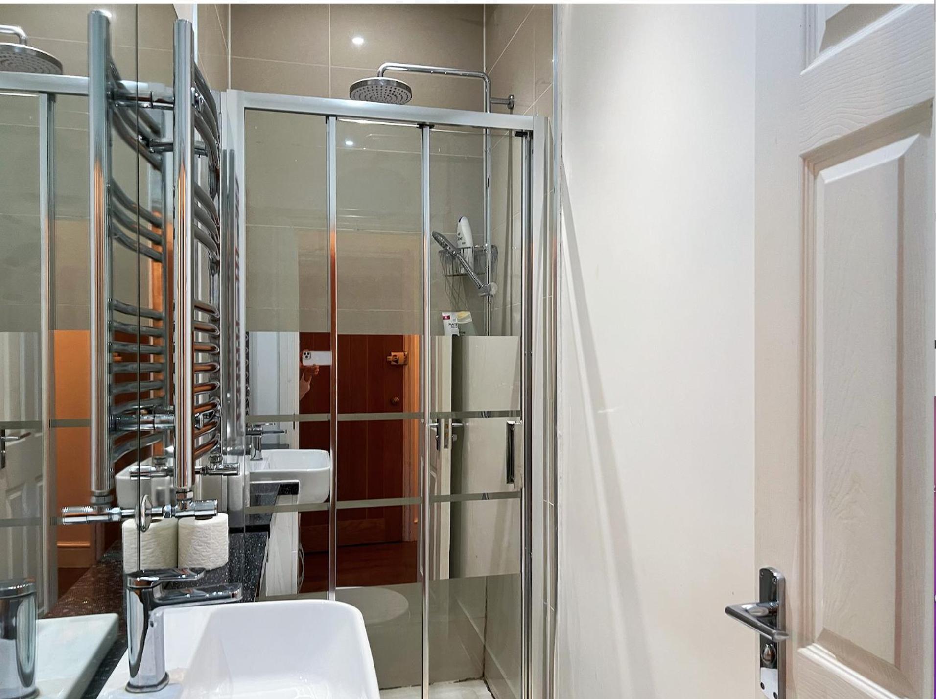 Lovely 2 Bedroom Garden Flat In Apartment *