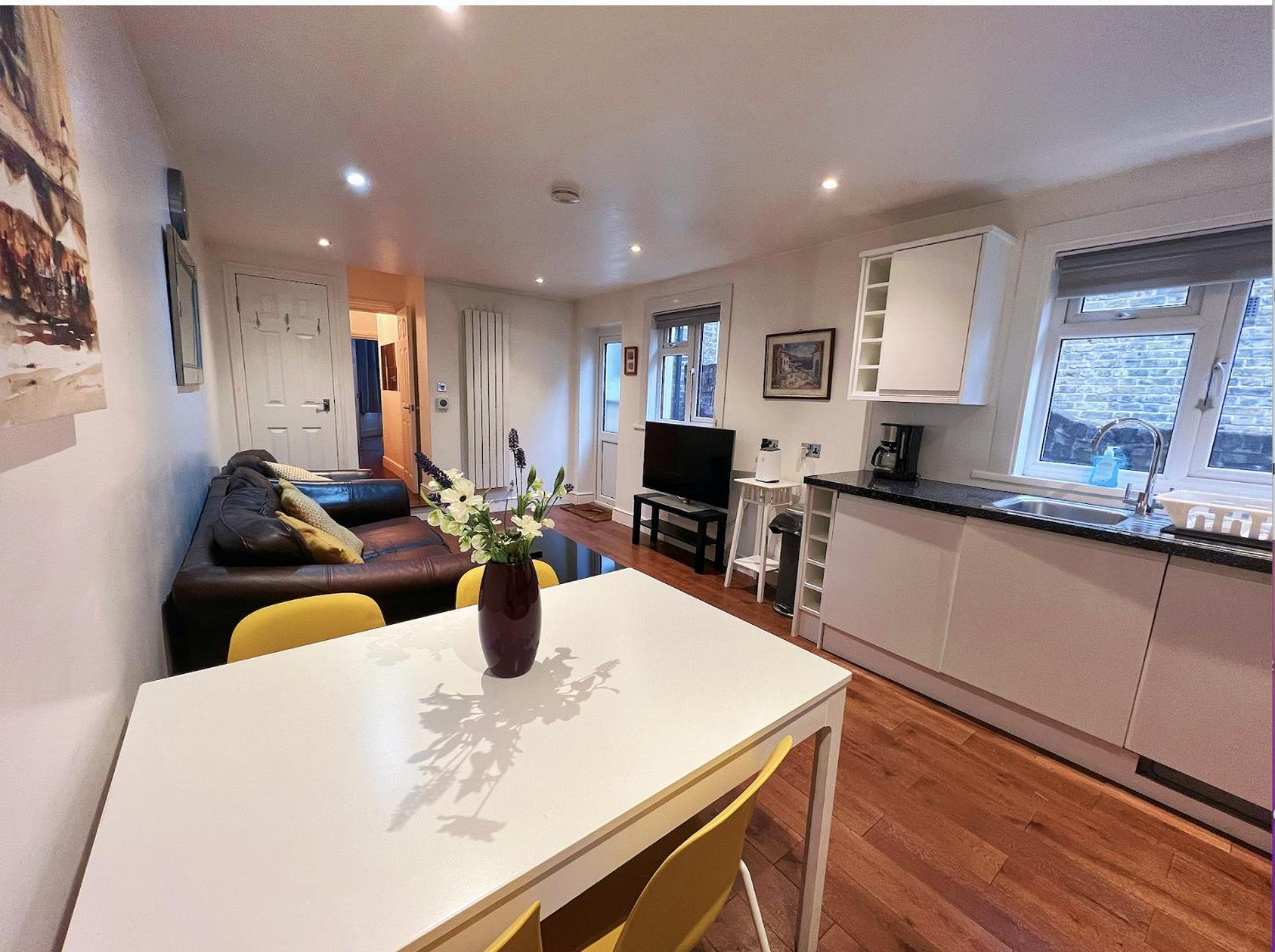 Lovely 2 Bedroom Garden Flat In * London